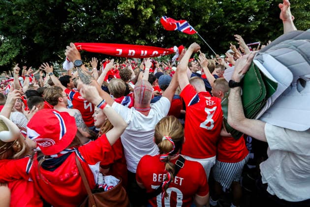World Cup 2026: Ivory Coast - Norway Oslo 20260630. Norwegian fans celebrate at the Palace Square and Karl Johans gate after victory in the round of 16 between Ivory Coast and Norway during the 2026 FIFA World Cup, WM, Weltmeisterschaft, Fussball Photo: Trond R. Teigen NTB Oslo Norway EDITORIAL USE ONLY. RESTRICTED USE FOR BETTING COMPANIES Ref:_SPOAZaeeIXFq7k.jpg *** 2026 World Cup: Ivory Coast vs. Norway, Oslo, June 30, 2026. Norwegian fans celebrate at Palace Square and Karl Johans gate after Norway’s victory over Ivory Coast in the round of 16 during the 2026 FIFA World Cup. Photo by Trond R. Teigen, NTB, Oslo, Norway. EDITORIAL USE ONLY. RESTRESTRICTED USE FOR BETTING COMPANIES  Copyright: xTrondxR.xTeigenx xNTBx