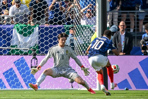 goalkeeper Jacob Widell Zetterstrom (Sweden) and Kylian Mbappe (France) battle for the ball during the FIFA World Cup, WM, Weltmeisterschaft, Fussball 2026 Round Of 32 match between France and Sweden at New York New Jersey Stadium on June 30, 2026 in East Rutherford, United States. (Photo by Harry Langer DeFodi Images) - *** Goalkeeper Jacob Widell Zetterstrom of Sweden and Kylian Mbappé of France battle for the ball during the 2026 FIFA World Cup Round of 32 match between France and Sweden at New York New Jersey Stadium on June 30, 2026, in East Rutherford, United States. Photo by Harry Langer, DeFodi Images