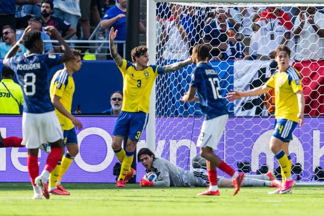 260630 Victor Nilsson Lindelöf and goalkeeper Jacob Widell Zetterström of Sweden during the FIFA World Cup, WM, Weltmeisterschaft, Fussball 2026 round of 32 football match between France and Sweden on June 30, 2026 in New Jersey. Photo: Petter Arvidson BILDBYRAN kod PA PA1270 fotboll football soccer fotball vm fotbolls-vm fotball-vm fotbolls-vm 2026 fifa world cup 2026 sverige sweden sverige a bbeng frankrike france round of 32 16-delsfinal *** June 30, 2026: Victor Nilsson Lindelöf and goalkeeper Jacob Widell Zetterström of Sweden during the FIFA World Cup 2026 Round of 32 soccer match between France and Sweden on June 30, 2026 in New Jersey. Photo by Petter Arvidson, BILDBYRAN, code PA PA1270. soccer, football, World Cup, 2026 FIFA World Cup, Sweden, Sweden A, BBENG, Francekrike france round of 32 round of 16  Copyright: PETTERxARVIDSON BB260630PA136