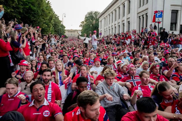 World Cup 2026: Ivory Coast - Norway Oslo 20260630. Norwegian fans row at the castle square and Karl Johans gate after victory in the round of 16 between Ivory Coast and Norway during the 2026 World Cup. Photo: Terje Bendiksby NTB Oslo Norway EDITORIAL USE ONLY. RESTRICTED USE FOR BETTING COMPANIES Ref:_SPOqGqFaH7PtHw.jpg *** 2026 World Cup: Ivory Coast vs. Norway, Oslo, June 30, 2026. Norwegian fans celebrate in Castle Square and on Karl Johans Gate after Norway’s victory over Ivory Coast in the round of 16 during the 2026 World Cup. Photo by Terje Bendiksby, NTB, Oslo, Norway. EDITORIAL USE ONLY. RESTRICTED USE FOR BETTING COMPANIES  Copyright: xTerjexBendiksbyx xNTBx