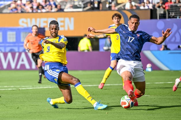 Alexander Isak (Sweden) and William Saliba (France) battle for the ball during the FIFA World Cup, WM, Weltmeisterschaft, Fussball 2026 Round Of 32 match between France and Sweden at New York New Jersey Stadium on June 30, 2026 in East Rutherford, United States. (Photo by Harry Langer DeFodi Images) - *** Alexander Isak of Sweden and William Saliba of France battle for the ball during the 2026 FIFA World Cup Round of 32 match between France and Sweden at New York New Jersey Stadium on June 30, 2026, in East Rutherford, United States. Photo by Harry Langer, DeFodi Images