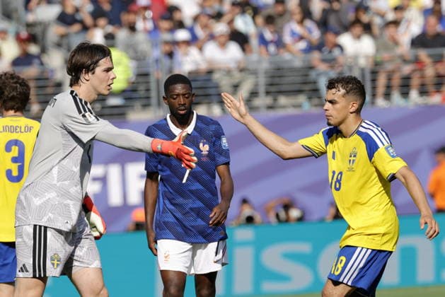 FIFA World Cup, WM, Weltmeisterschaft, Fussball 2026 - Round of 32 - France vs Sweden Yasin Ayari of Sweden (R) cheers to goalkeeper Jacob Widell Zetterstrom of Sweden (L) after making a save during the FIFA World Cup 2026 Round of 32 match France against Sweden, in East Rutherford, New Jersey, USA, 30 June 2026. EAST RUTHERFORD United States  Copyright: xSHAWNxTHEWx