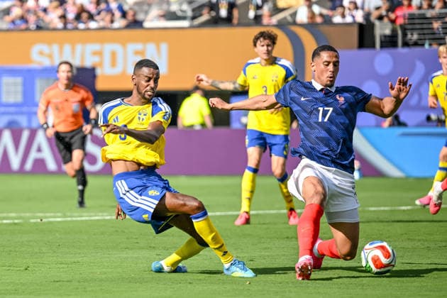 Alexander Isak (Sweden) and William Saliba (France) battle for the ball during the FIFA World Cup, WM, Weltmeisterschaft, Fussball 2026 Round Of 32 match between France and Sweden at New York New Jersey Stadium on June 30, 2026 in East Rutherford, United States. (Photo by Harry Langer DeFodi Images) - *** Alexander Isak of Sweden and William Saliba of France battle for the ball during the 2026 FIFA World Cup Round of 32 match between France and Sweden at New York New Jersey Stadium on June 30, 2026, in East Rutherford, United States. Photo by Harry Langer, DeFodi Images