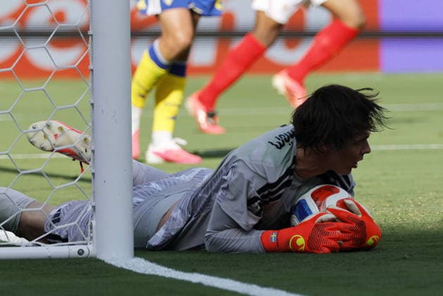 FIFA World Cup, WM, Weltmeisterschaft, Fussball 2026 - Round of 32 - France vs Sweden Goalkeeper Jacob Widell Zetterstrom of Sweden makes a save during the FIFA World Cup 2026 Round of 32 match France against Sweden, in East Rutherford, New Jersey, USA, 30 June 2026. EAST RUTHERFORD United States  Copyright: xSHAWNxTHEWx