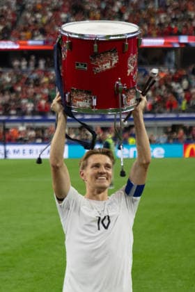 June 30, 2026, Arlington, Texas, USA: Norway midfielder MARTIN ODEGAARD (10) holds up a drum after the 2026 FIFA World Cup, WM, Weltmeisterschaft, Fussball round of 32 match between Cote dÃ¢â‚¬â ¢ivoire and Norway at Dallas Stadium in Arlington, Texas. Norway defeated Cote dÃ¢â‚¬â ¢ivoire, 2-1. Arlington USA - ZUMAh193 20260630_zsp_h193_054 Copyright: xDanielxMcGregor-Huyerx