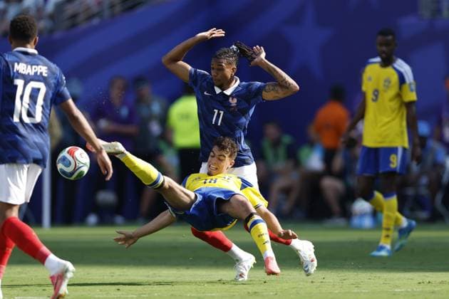 NEW JERSEY - Yasin Ayari of Sweden and Michael Olise of France during the 2026 FIFA World Cup, WM, Weltmeisterschaft, Fussball round of 32 match between France and Sweden at Boston Stadium on June 30, 2026, in Foxborough, United States. MAURICE VAN STEEN ANP FIFA World Cup 2026 - round of 32 2026 xVIxANPxSportx xMauricexvanxSteenxIVx 562483749 originalFilename: 562483749.jpg