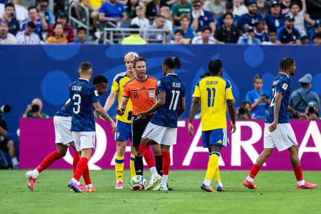 260630 Referee Danny Makkelie with Michael Olise and Lucas Digne of France during the FIFA World Cup, WM, Weltmeisterschaft, Fussball 2026 round of 32 football match between France and Sweden on June 30, 2026 in New Jersey. Photo: Ludvig Thunman BILDBYRAN kod LT PA1270 fotboll football soccer fotball vm fotbolls-vm fotball-vm fotbolls-vm 2026 fifa world cup 2026 sverige sweden sverige a bbeng frankrike france round of 32 16-delsfinal *** June 30, 2026: Referee Danny Makkelie with Michael Olise and Lucas Digne of France during the FIFA World Cup 2026 Round of 32 soccer match between France and Sweden on June 30, 2026 in New Jersey. Photo by Ludvig Thunman. BILDBYRAN code LT PA1270 soccer football soccer World Cup 2026 FIFA World Cup 2026 Sweden Sweden A BBENG Francekrike france round of 32 round of 16  Copyright: LUDVIGxTHUNMAN BB260630LT072