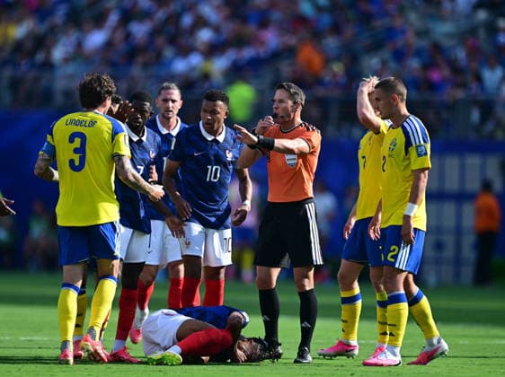 France v Sweden - FIFA World Cup, WM, Weltmeisterschaft, Fussball 2026 - Round of 32 NEW JERSEY, USA - JUNE 30: Referee Danny Desmond Makkelie talks to Lindelof (3) of Sweden during the 2026 FIFA World Cup Round of 32 match between France and Sweden at New Jersey Stadium (MetLife Stadium) in East Rutherford, New Jersey, USA, on June 30, 2026. Abdulhamid Hosbas Anadolu New Jersey United States. Editorial use only. Please get in touch for any other usage.  Copyright: x2026xAnadoluxAbdulhamidxHosbasx