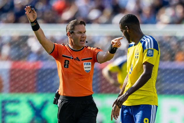 260630 Referee Danny Makkelie and Alexander Isak of Sweden during the FIFA World Cup, WM, Weltmeisterschaft, Fussball 2026 round of 32 football match between France and Sweden on June 30, 2026 in New Jersey. Photo: Petter Arvidson BILDBYRAN kod PA PA1270 fotboll football soccer fotball vm fotbolls-vm fotball-vm fotbolls-vm 2026 fifa world cup 2026 sverige sweden sverige a bbeng frankrike france round of 32 16-delsfinal *** June 30, 2026: Referee Danny Makkelie and Alexander Isak of Sweden during the FIFA World Cup 2026 Round of 32 soccer match between France and Sweden on June 30, 2026 in New Jersey. Photo by Petter Arvidson, BILDBYRAN, code PA PA1270. soccer, football, soccer World Cup, 2026 FIFA World Cup, Sweden, Sweden national team, Francekrike france round of 32 round of 16  Copyright: PETTERxARVIDSON BB260630PA147