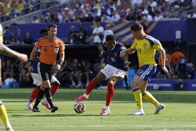 NEW JERSEY - Referee Danny Makkelie watches Kylian Mbappe of France and Viktor Gyokeres of Sweden during the 2026 FIFA World Cup, WM, Weltmeisterschaft, Fussball round of 32 match between France and Sweden at Boston Stadium on June 30, 2026, in Foxborough, United States. MAURICE VAN STEEN ANP FIFA World Cup 2026 - round of 32 2026 xVIxANPxSportx xMauricexvanxSteenxIVx 562484135 originalFilename: 562484135.jpg
