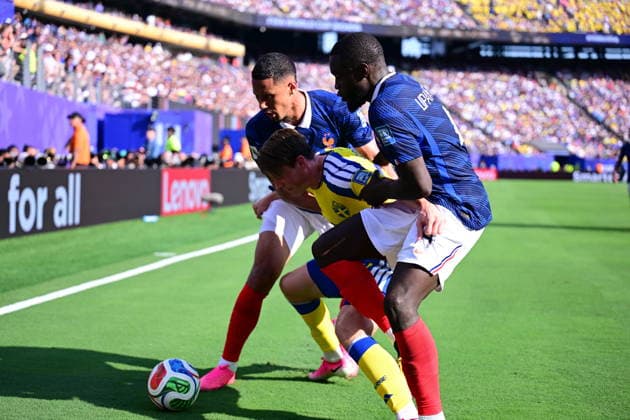 France v Sweden - FIFA World Cup, WM, Weltmeisterschaft, Fussball 2026 - Round of 32 NEW JERSEY, USA - JUNE 30: Dayot Upamecano (front) of France in action during the 2026 FIFA World Cup Round of 32 match between France and Sweden at New Jersey Stadium (MetLife Stadium) in East Rutherford, New Jersey, USA, on June 30, 2026. Abdulhamid Hosbas Anadolu New Jersey United States. Editorial use only. Please get in touch for any other usage.  Copyright: x2026xAnadoluxAbdulhamidxHosbasx