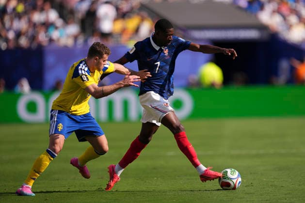 France v Sweden: Round Of 32 - FIFA World Cup, WM, Weltmeisterschaft, Fussball 2026 Ousmane Dembele of France and Gabriel Gudmundsson of Sweden compete for the ball during the FIFA World Cup 2026 Round Of 32 match between France and Sweden at New York New Jersey Stadium on June 30, 2026 in East Rutherford, New Jersey. East Rutherford NJ United States  Copyright: xJosexBretonx originalFilename:bretonhernandez-francevs260630_npLku.jpg