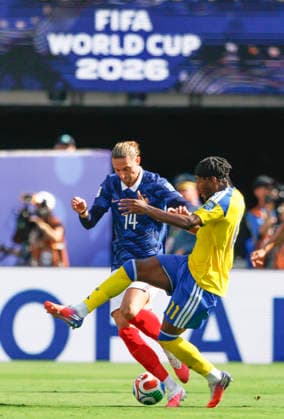 Adrien Rabiot of France (14) and Sweden s Anthony Elanga battle for the ball in the first half during a Round of 32 FIFA World Cup, WM, Weltmeisterschaft, Fussball match at New York New Jersey Stadium in East Rutherford, New Jersey, on Tuesday, June 30, 2026.  NYP20260630905 JOHNxANGELILLO