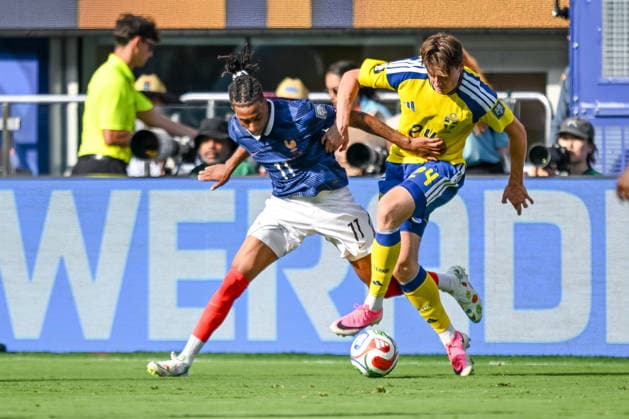 Michael Olise (France) and Elliot Stround (Sweden) battle for the ball during the FIFA World Cup, WM, Weltmeisterschaft, Fussball 2026 Round Of 32 match between France and Sweden at New York New Jersey Stadium on June 30, 2026 in East Rutherford, United States. (Photo by Harry Langer DeFodi Images) - *** Michael Olise of France and Elliot Stround of Sweden battle for the ball during the 2026 FIFA World Cup Round of 32 match between France and Sweden at New York New Jersey Stadium on June 30, 2026, in East Rutherford, United States. Photo by Harry Langer, DeFodi Images