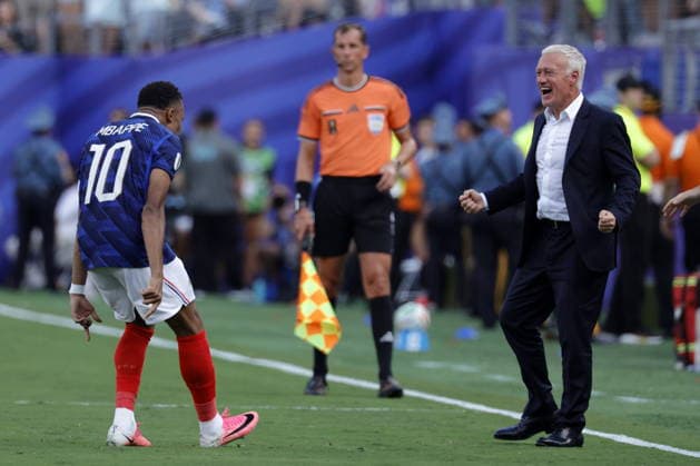 FIFA World Cup, WM, Weltmeisterschaft, Fussball 2026 - Round of 32 - France vs Sweden Kylian Mbappe of France (L) celebrates with his head coach Didier Deschamps after scoring the 1-0 goal during the FIFA World Cup 2026 Round of 32 match France against Sweden, in East Rutherford, New Jersey, USA, 30 June 2026. EAST RUTHERFORD United States  Copyright: xSHAWNxTHEWx