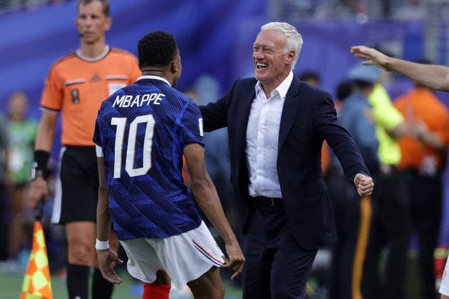 FIFA World Cup, WM, Weltmeisterschaft, Fussball 2026 - Round of 32 - France vs Sweden Kylian Mbappe of France (L) celebrates with his head coach Didier Deschamps after scoring the 1-0 goal during the FIFA World Cup 2026 Round of 32 match France against Sweden, in East Rutherford, New Jersey, USA, 30 June 2026. EAST RUTHERFORD United States  Copyright: xSHAWNxTHEWx