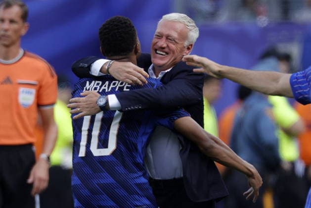FIFA World Cup, WM, Weltmeisterschaft, Fussball 2026 - Round of 32 - France vs Sweden Kylian Mbappe of France (L) celebrates with his head coach Didier Deschamps after scoring the 1-0 goal during the FIFA World Cup 2026 Round of 32 match France against Sweden, in East Rutherford, New Jersey, USA, 30 June 2026. EAST RUTHERFORD United States  Copyright: xSHAWNxTHEWx