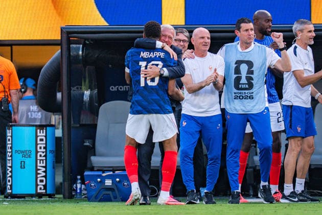 FIFA Fussball Weltmeisterschaft 2026, Sechszehntelfinale, Frankreich vs. Schweden, 30.06.2026, New Jersey Stadium Tor zum 1:0 durch Kylian Mbappe mit Jubel mit Didier Deschamps Ousmane Dembele Michael Olise *** 2026 FIFA World Cup, Round of 32, France vs. Sweden, June 30, 2026, New Jersey Stadium: Kylian Mbappé scores the 1-0 goal, celebrated with Didier Deschamps, Ousmane Dembélé, and Michael Olise Copyright: xBahhoxKarax