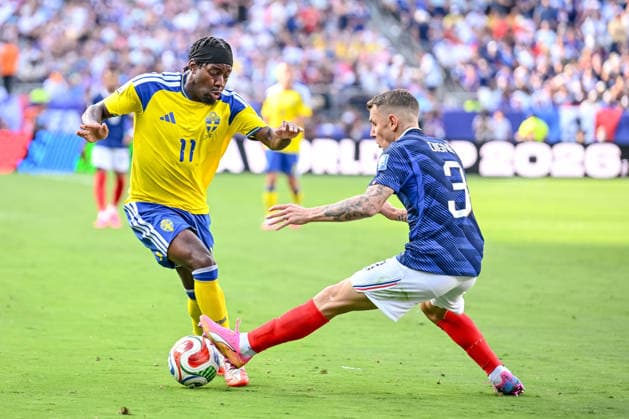Anthony Elanga (Sweden) and Lucas Digne (France) battle for the ball during the FIFA World Cup, WM, Weltmeisterschaft, Fussball 2026 Round Of 32 match between France and Sweden at New York New Jersey Stadium on June 30, 2026 in East Rutherford, United States. (Photo by Harry Langer DeFodi Images) - *** Anthony Elanga of Sweden and Lucas Digne of France battle for the ball during the 2026 FIFA World Cup Round of 32 match between France and Sweden at New York New Jersey Stadium on June 30, 2026, in East Rutherford, United States. Photo by Harry Langer, DeFodi Images