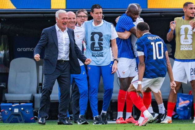 FIFA Fussball Weltmeisterschaft 2026, Sechszehntelfinale, Frankreich vs. Schweden, 30.06.2026, New Jersey Stadium Tor zum 1:0 durch Kylian Mbappe mit Jubel mit Didier Deschamps Ousmane Dembele Michael Olise *** 2026 FIFA World Cup, Round of 32, France vs. Sweden, June 30, 2026, New Jersey Stadium: Kylian Mbappé scores the 1-0 goal, celebrated with Didier Deschamps, Ousmane Dembélé, and Michael Olise Copyright: xBahhoxKarax
