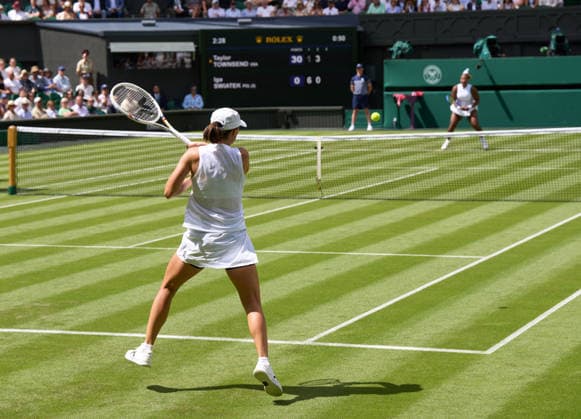 2026 Wimbledon, June 30, Day 2 LONDON, - JUNE 30: Iga Swiatek of Poland plays a forehand on Centre Court against Taylor Townsend of the United States during the 2026 Wimbledon, June 30, Day 2 at The all England club, Wimbledon on June 30, 2026 in London, GBR. London The all England club, Wimbledon GBR Copyright: xPeterxvanxdenxBerg ISIxPhotosx 9432