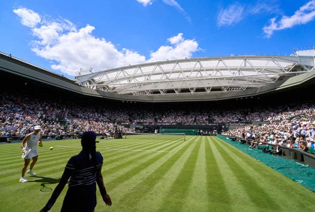 2026 Wimbledon, June 30, Day 2 LONDON, - JUNE 30: A wide view of Centre Court as Iga Swiatek of Poland receives a ball from a ball girl in her match against Taylor Townsend of the United States during the 2026 Wimbledon, June 30, Day 2 at The all England club, Wimbledon on June 30, 2026 in London, GBR. London The all England club, Wimbledon GBR Copyright: xPeterxvanxdenxBerg ISIxPhotosx 9432