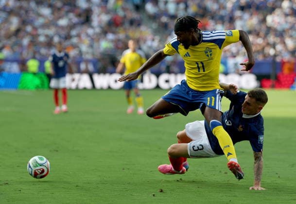 FIFA World Cup, WM, Weltmeisterschaft, Fussball 2026 - Round of 32 - France vs Sweden Anthony Elanga (L) of Sweden and Lucas Digne of France in action during the FIFA World Cup 2026 Round of 32 match France against Sweden, in New Jersey, USA, 30 June 2026. EAST RUTHERFORD United States  Copyright: xSARAHxYENESELx
