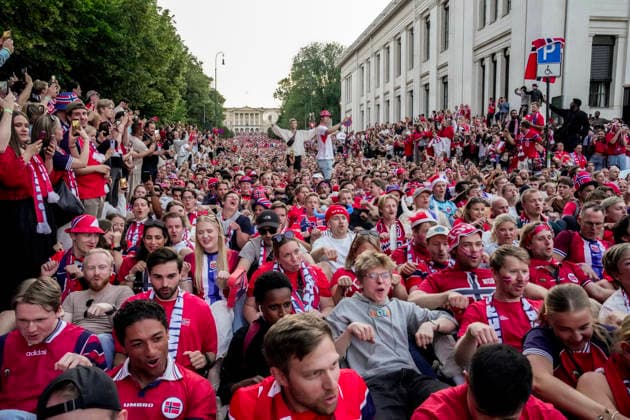 World Cup 2026: Ivory Coast - Norway Oslo 20260630. Norwegian fans row at the castle square and Karl Johans gate after victory in the round of 16 between Ivory Coast and Norway during the 2026 World Cup. Photo: Terje Bendiksby NTB Oslo Norway EDITORIAL USE ONLY. RESTRICTED USE FOR BETTING COMPANIES Ref:_SPO7p50Wiya_k4.jpg *** 2026 World Cup: Ivory Coast vs. Norway, Oslo, June 30, 2026. Norwegian fans celebrate in Castle Square and on Karl Johans Gate after Norway’s victory over Ivory Coast in the round of 16 during the 2026 World Cup. Photo by Terje Bendiksby, NTB, Oslo, Norway. EDITORIAL USE ONLY. RESTRICTED USE FOR BETTING COMPANIES  Copyright: xTerjexBendiksbyx xNTBx
