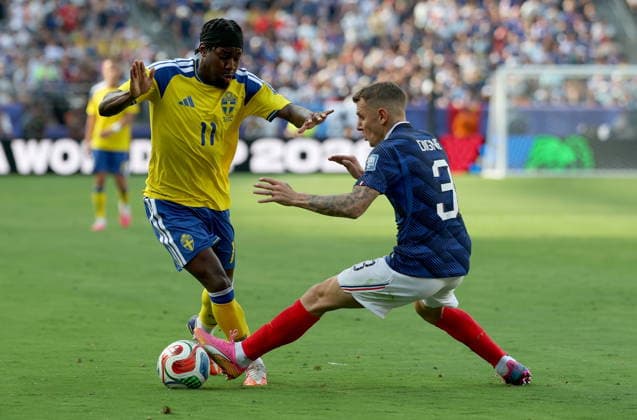 FIFA World Cup, WM, Weltmeisterschaft, Fussball 2026 - Round of 32 - France vs Sweden Anthony Elanga (L) of Sweden and Lucas Digne of France in action during the FIFA World Cup 2026 Round of 32 match France against Sweden, in New Jersey, USA, 30 June 2026. EAST RUTHERFORD United States  Copyright: xSARAHxYENESELx