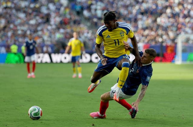 FIFA World Cup, WM, Weltmeisterschaft, Fussball 2026 - Round of 32 - France vs Sweden Anthony Elanga (L) of Sweden and Lucas Digne of France in action during the FIFA World Cup 2026 Round of 32 match France against Sweden, in New Jersey, USA, 30 June 2026. EAST RUTHERFORD United States  Copyright: xSARAHxYENESELx