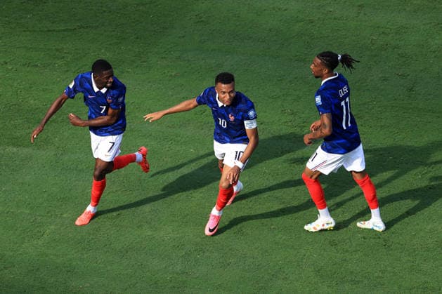 Football - FIFA World Cup, WM, Weltmeisterschaft, Fussball - Round of 32 - France v Sweden 30th June 2026 - FIFA World Cup - Round of 32 - France v Sweden - Kylian Mbappe of France celebrates their first goal with Ousmane Dembele of France and Michael Olise of France - Photo: Simon Stacpoole Offside. New Jersey USA *** Fußball – FIFA-Weltmeisterschaft, Runde der letzten 32: Frankreich gegen Schweden, 30. Juni 2026 – FIFA-Weltmeisterschaft, Runde der letzten 32: Frankreich gegen Schweden – Kylian Mbappé aus Frankreich feiert das erste Tor gemeinsam mit Ousmane Dembélé aus Frankreich und Michael Olise aus Frankreich. Foto: Simon Stacpoole, Offside, New Jersey, USA  Copyright: xSimonxStacpoolexOffside
