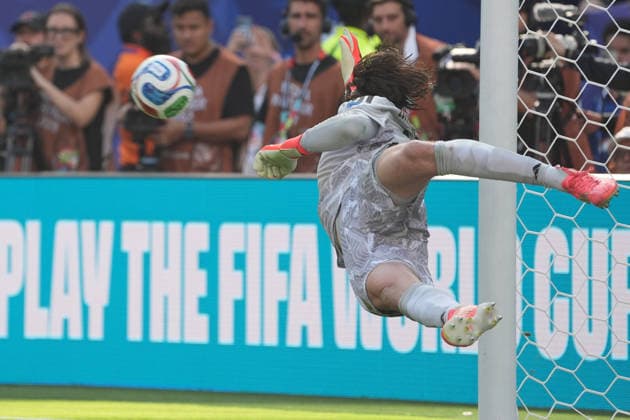 Flugeinlage Torwart Goali Jacob Widell Zetterstrom (Schweden Sweden, 1) - New York 30.06.2026: Frankreich vs. Schweden, MetLife Stadium, World Cup 26, Sechzehntelfinale *** Goalkeeper Jacob Widell Zetterstrom of Sweden makes a flying save, 1 New York, June 30, 2026, France vs. Sweden, MetLife Stadium, World Cup 26, Round of 32