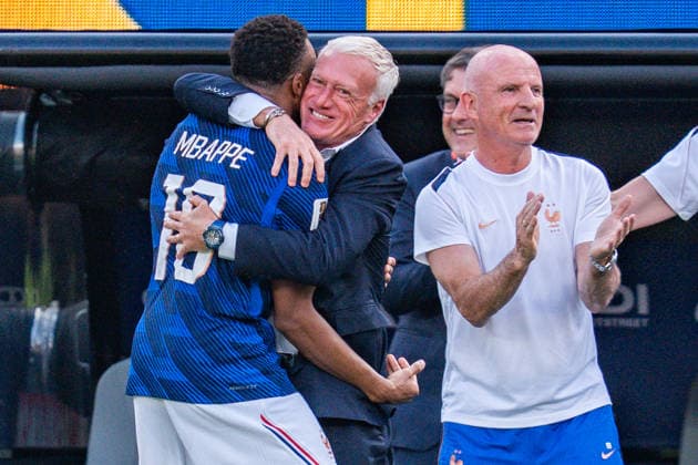 FIFA Fussball Weltmeisterschaft 2026, Sechszehntelfinale, Frankreich vs. Schweden, 30.06.2026, New Jersey Stadium Tor zum 1:0 durch Kylian Mbappe mit Jubel mit Didier Deschamps Ousmane Dembele Michael Olise *** 2026 FIFA World Cup, Round of 32, France vs. Sweden, June 30, 2026, New Jersey Stadium: Kylian Mbappé scores the 1-0 goal, celebrated with Didier Deschamps, Ousmane Dembélé, and Michael Olise Copyright: xBahhoxKarax