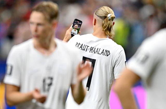FIFA World Cup, WM, Weltmeisterschaft, Fussball 2026 - Round of 32 - Ivory Coast vs Norway epaselect Erling Haaland of Norway looks at his phone after the FIFA World Cup 2026 Round of 32 match Ivory Coast against Norway, in Dallas, USA, 30 June 2026. Norway won 2-1. DALLAS United States  Copyright: xALBERTxPENAx