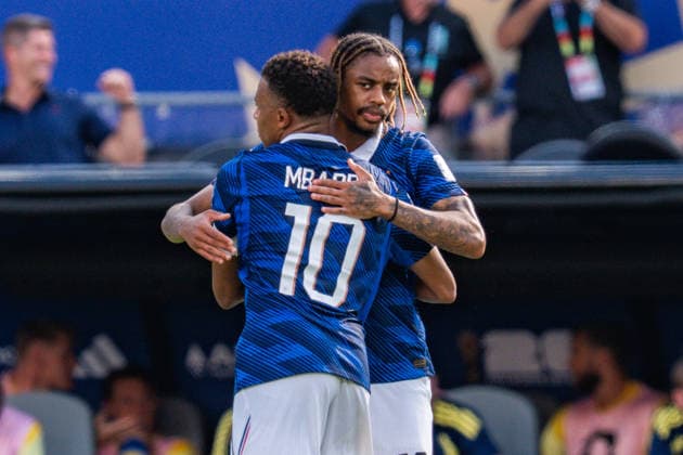 FIFA Fussball Weltmeisterschaft 2026, Sechszehntelfinale, Frankreich vs. Schweden, 30.06.2026, New Jersey Stadium Tor zum 1:0 durch Kylian Mbappe mit Jubel Bradley Barcola *** 2026 FIFA World Cup, Round of 32, France vs. Sweden, June 30, 2026, New Jersey Stadium: Kylian Mbappé scores the 1-0 goal as Bradley Barcola celebrates Copyright: xBahhoxKarax