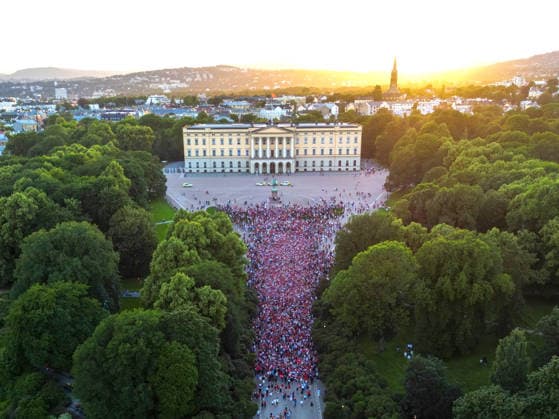 Football World Cup 2026 Oslo City Center Oslo 20260630. People flock to the Palace in central Oslo after Norway beat Ivory Coast 2-1 in the 1 16 final between Norway and Ivory Coast during the 2026 World Cup. Photo: Cornelius Poppe NTB Oslo Norway EDITORIAL USE ONLY. RESTRICTED USE FOR BETTING COMPANIES Ref:_SPOfiDvKVq9b7M.jpg *** 2026 FIFA World Cup Oslo City Center Oslo 20260630 People flock to the Palace in central Oslo after Norway defeated Ivory Coast 2–1 in the Round of 16 match between Norway and Ivory Coast during the 2026 World Cup. Photo: Cornelius Poppe, NTB, Oslo, Norway. EDITORFOR MEDIA USE ONLY; RESTRICTED USE FOR BETTING COMPANIES  Copyright: xCorneliusxPoppex xNTBx