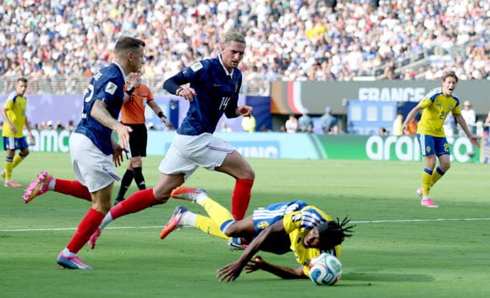 FIFA World Cup, WM, Weltmeisterschaft, Fussball 2026 - Round of 32 - France vs Sweden Anthony Elanga of Sweden falls to the pitch under pressure from Lucas Digne (L) and Adrien Rabiot of France during the FIFA World Cup 2026 Round of 32 match France against Sweden, in New Jersey, USA, 30 June 2026. EAST RUTHERFORD United States  Copyright: xSARAHxYENESELx