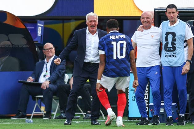 FIFA World Cup, WM, Weltmeisterschaft, Fussball 2026: France v Sweden NEW JERSEY, USA - 30th June 2026: Kylian Mbappe of France celebrates scoring his side s first goal with France Head Coach Didier Deschamps during the FIFA World Cup 2026 Round of 32 match between France and Sweden at New York New Jersey Stadium New York New York New Jersey Stadium United States of America Copyright: xCraigxMercerx xPeakxActionxPhotosx