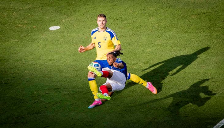 New York New Jersey, USA 30th Jun 2026. Michael Olise (FRA) Gabriel Gudmundsson (SWE) France - Sweden World Cup Frankreich - Schweden 30.06.2026 *** New York, New Jersey, USA, June 30, 2026; Michael Olise (FRA), Gabriel Gudmundsson (SWE); France, Sweden; World Cup; France, Sweden; June 30, 2026