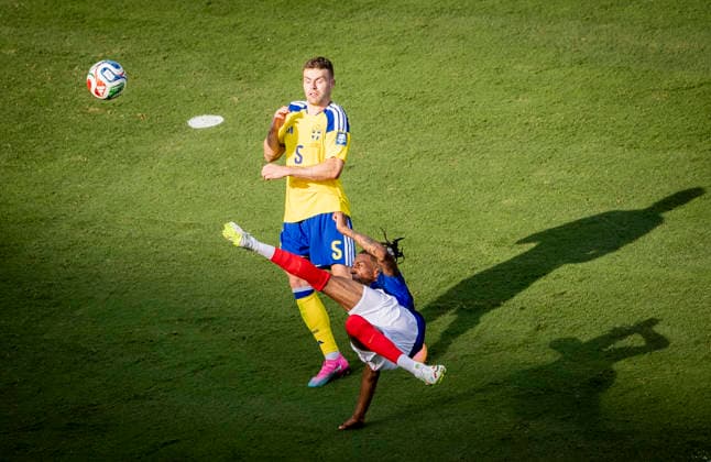 New York New Jersey, USA 30th Jun 2026. Michael Olise (FRA) Gabriel Gudmundsson (SWE) France - Sweden World Cup Frankreich - Schweden 30.06.2026 *** New York, New Jersey, USA, June 30, 2026; Michael Olise (FRA), Gabriel Gudmundsson (SWE); France, Sweden; World Cup; France, Sweden; June 30, 2026