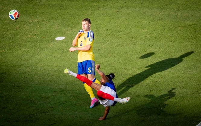 New York New Jersey, USA 30th Jun 2026. Michael Olise (FRA) Gabriel Gudmundsson (SWE) France - Sweden World Cup Frankreich - Schweden 30.06.2026 *** New York, New Jersey, USA, June 30, 2026; Michael Olise (FRA), Gabriel Gudmundsson (SWE); France, Sweden; World Cup; France, Sweden; June 30, 2026