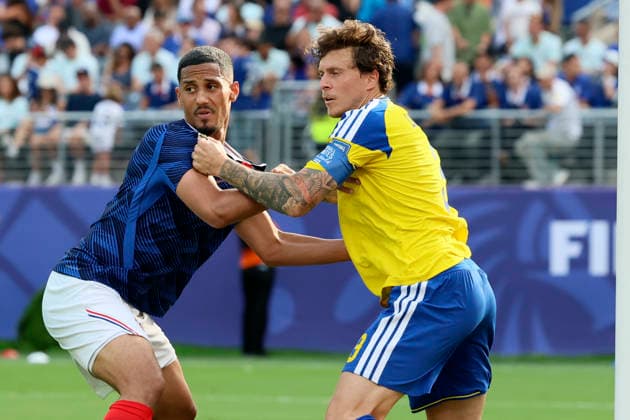 France v Sweden: Round Of 32 - FIFA World Cup, WM, Weltmeisterschaft, Fussball 2026 William Saliba of France and Victor Lindelof of Sweden challenge during the FIFA World Cup 2026 Round Of 32 match between France and Sweden at New York New Jersey Stadium on June 30, 2026 in East Rutherford, New Jersey. East Rutherford New York New Jersey Stadium NJ United States Copyright: xAllstarxPicturexLibraryxLtdx