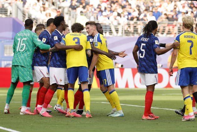 FIFA World Cup, WM, Weltmeisterschaft, Fussball 2026 - Round of 32 - France vs Sweden Players of France (in blue) and Sweden (in yellow) gather for a free kick during the FIFA World Cup 2026 Round of 32 match France against Sweden, in East Rutherford, New Jersey, USA, 30 June 2026. EAST RUTHERFORD United States  Copyright: xSHAWNxTHEWx