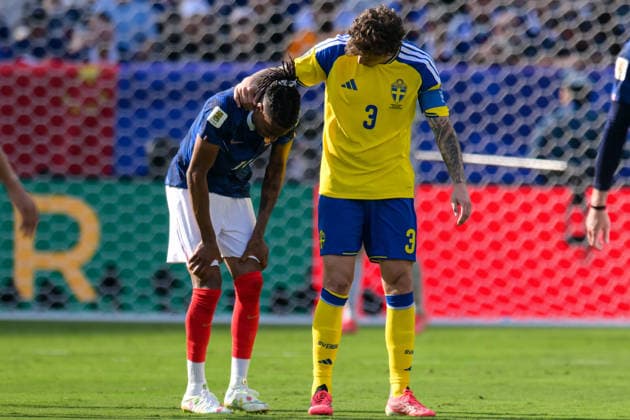 Fußball, WM 2026, 20260630, Frankreich - Schweden. Im Bild v.l. Michael OLISE (Frankreich, 11), Victor LINDELÖF (Schweden, 3) entschuldigt sich. East Rutherford New-York-New-Jersey-Stadion New Jersey Vereinigte Staaten von Amerika *** Soccer, 2026 World Cup, 20260630, France vs. Sweden. Pictured, from left: Michael OLISE (France, No. 11) and Victor LINDELÖF (Sweden, No. 3) apologizes. East Rutherford, New York, New Jersey Stadium, New Jersey, United States of America Copyright: Passion2Press MarkusxFischerx