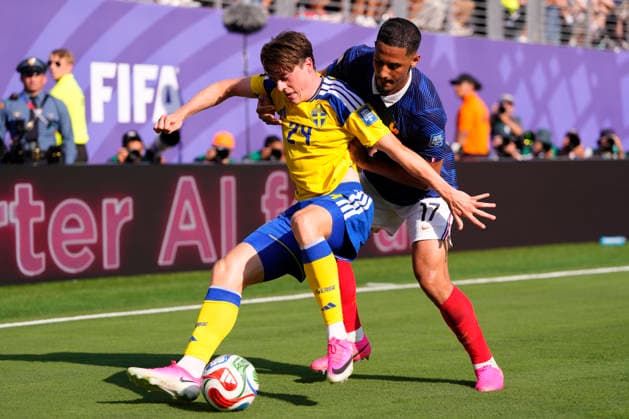 France v Sweden: Round Of 32 - FIFA World Cup, WM, Weltmeisterschaft, Fussball 2026 Elliot Stroud of Sweden and William Saliba of France compete for the ball during the FIFA World Cup 2026 Round Of 32 match between France and Sweden at New York New Jersey Stadium on June 30, 2026 in East Rutherford, New Jersey. East Rutherford NJ United States  Copyright: xJosexBretonx originalFilename:bretonhernandez-francevs260630_npDUR.jpg