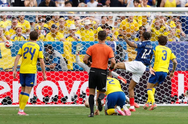 Bradley Barcola of France (12) scores a goal against Sweden in the second half of a Round of 32 FIFA World Cup, WM, Weltmeisterschaft, Fussball match at New York New Jersey Stadium in East Rutherford, New Jersey, on Tuesday, June 30, 2026.  NYP20260630928 JOHNxANGELILLO