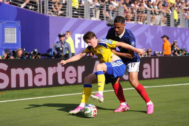 France v Sweden - FIFA World Cup, WM, Weltmeisterschaft, Fussball 2026 - Round of 32 NEW JERSEY, USA - JUNE 30: Elliot Stroud of Sweden and William Saliba of France compete for the ball during the 2026 FIFA World Cup Round of 32 match between France and Sweden at New Jersey Stadium (MetLife Stadium) in East Rutherford, New Jersey, USA, on June 30, 2026. Jose Hernandez Anadolu New Jersey United States. Editorial use only. Please get in touch for any other usage.  Copyright: x2026xAnadoluxJosexHernandezx