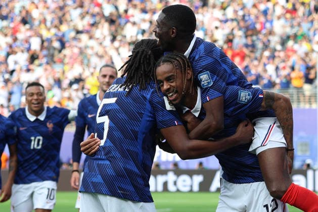 Bradley Barcola (C) of France celebrate a goal alongside Jules Kounde (L) and Ousmane Dembele during the FIFA World Cup, WM, Weltmeisterschaft, Fussball 2026 Round of 32 match France against Sweden at the MetLife Stadium in New Jersey, United States, 30 June 2026. FIFA World Cup 2026 - Round of 32- France vs Sweden !ACHTUNG: NUR REDAKTIONELLE NUTZUNG!  Copyright: xOctavioxGuzmánx GR3009 20260630-55020759286_1