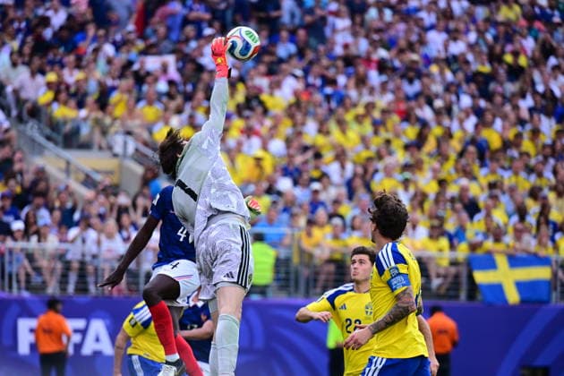 France v Sweden - FIFA World Cup, WM, Weltmeisterschaft, Fussball 2026 - Round of 32 NEW JERSEY, USA - JUNE 30: Goalkeeper Jacob Widell Zetterstrom of Sweden in action during the 2026 FIFA World Cup Round of 32 match between France and Sweden at New Jersey Stadium (MetLife Stadium) in East Rutherford, New Jersey, USA, on June 30, 2026. Abdulhamid Hosbas Anadolu New Jersey United States. Editorial use only. Please get in touch for any other usage.  Copyright: x2026xAnadoluxAbdulhamidxHosbasx