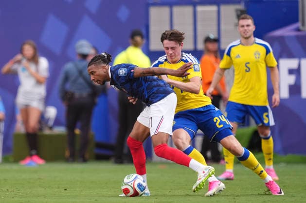 France v Sweden: Round Of 32 - FIFA World Cup, WM, Weltmeisterschaft, Fussball 2026 Michael Olise of France and Elliot Stroud of Sweden compete for the ball during the FIFA World Cup 2026 Round Of 32 match between France and Sweden at New York New Jersey Stadium on June 30, 2026 in East Rutherford, New Jersey. East Rutherford NJ United States  Copyright: xJosexBretonx originalFilename:bretonhernandez-francevs260630_npU1D.jpg